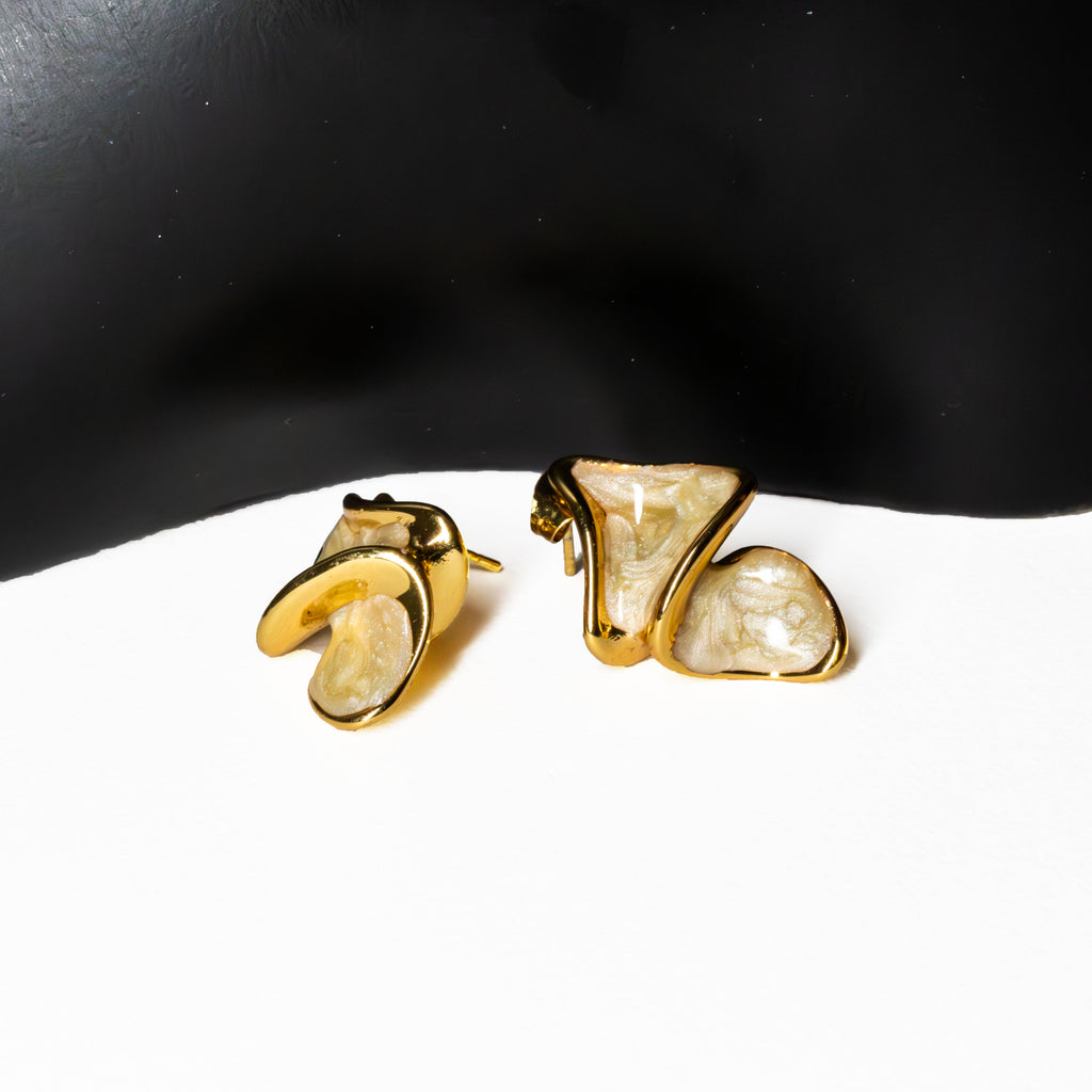 Boucles d’Oreilles Vague Dorée & Effet Nacre