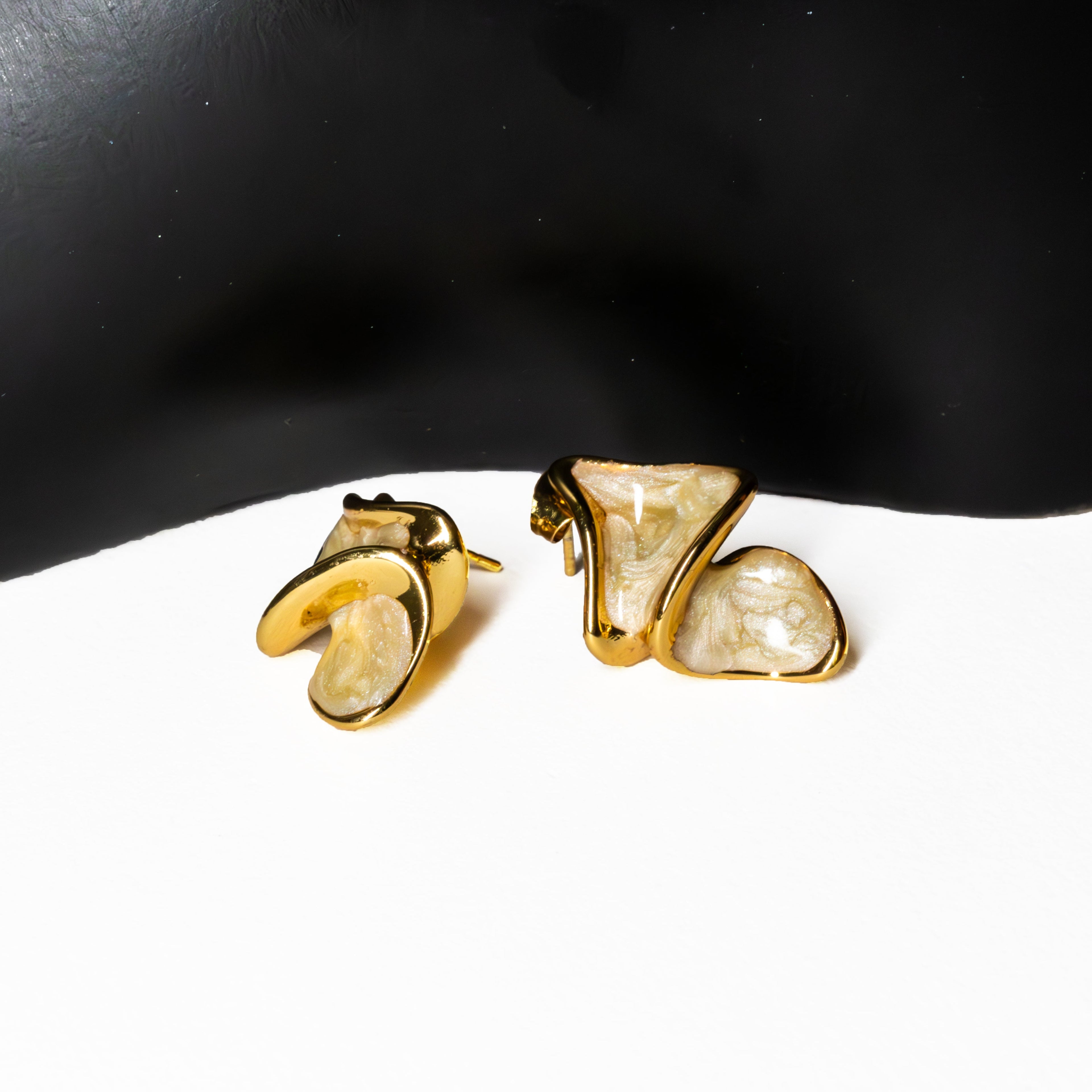 Boucles d’Oreilles Vague Dorée & Effet Nacre