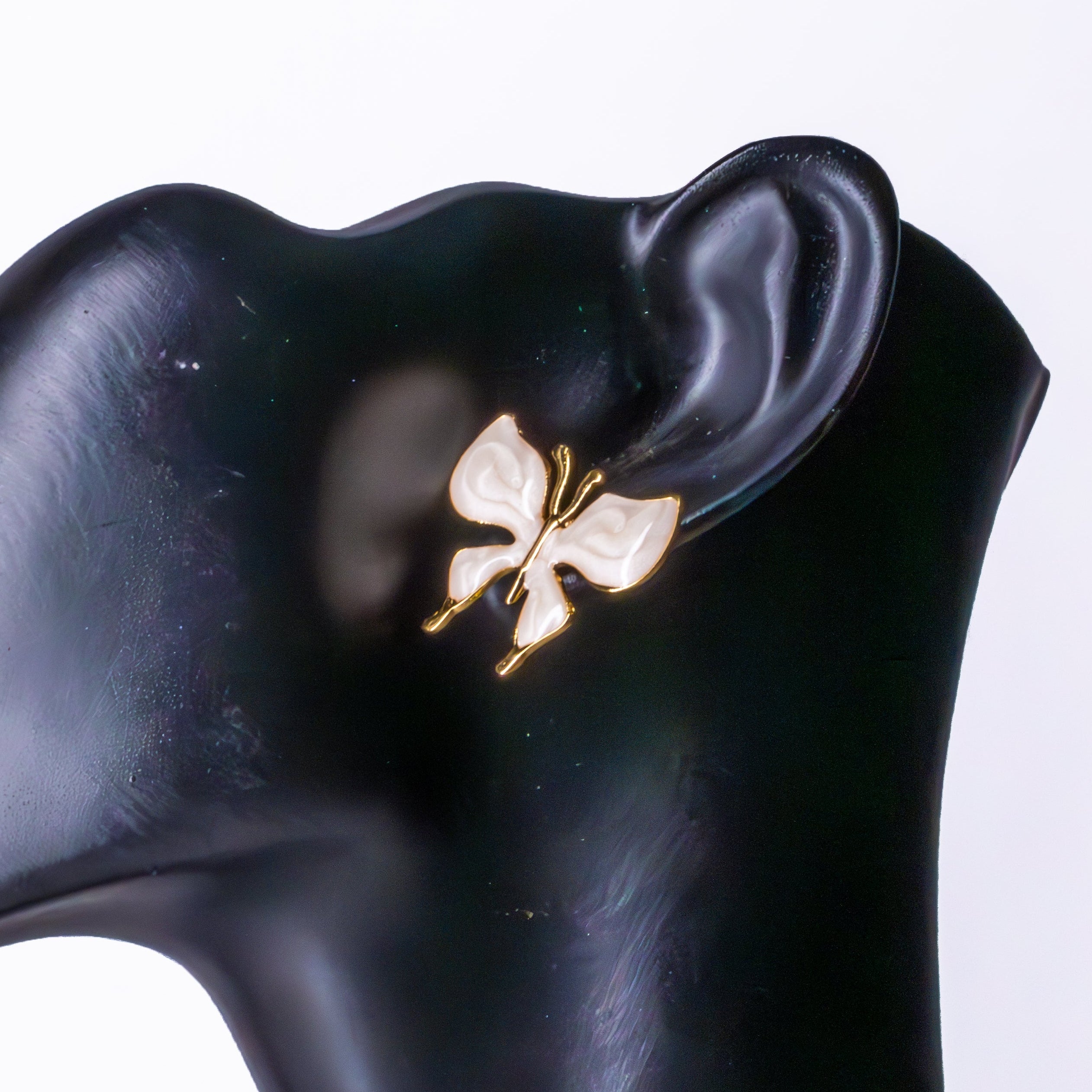 Papillon Nacré — Boucles d’Oreilles Dorées